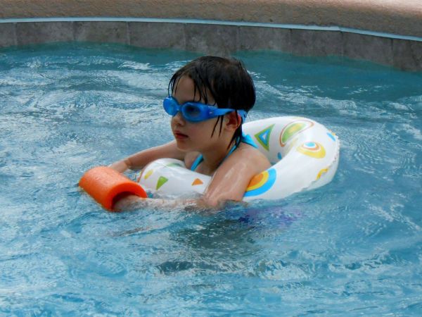 Pływanie dla dzieci z napięciem mięśniowym: Jak wspierać rozwój i relaks