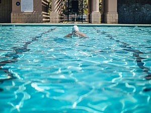 Pływanie po urazach: Odzyskaj siłę i mobilność dzięki bezpiecznej formie treningu w wodzie